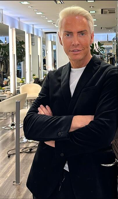Promi-Friseur André Schulz in seinem Münchner Salon. Seit 45 Jahren steht er für Stil, Präzision und Persönlichkeit. Promi-Friseur André Schulz in seinem Münchner Salon. Seit 45 Jahren steht er für Stil, Präzision und Persönlichkeit.