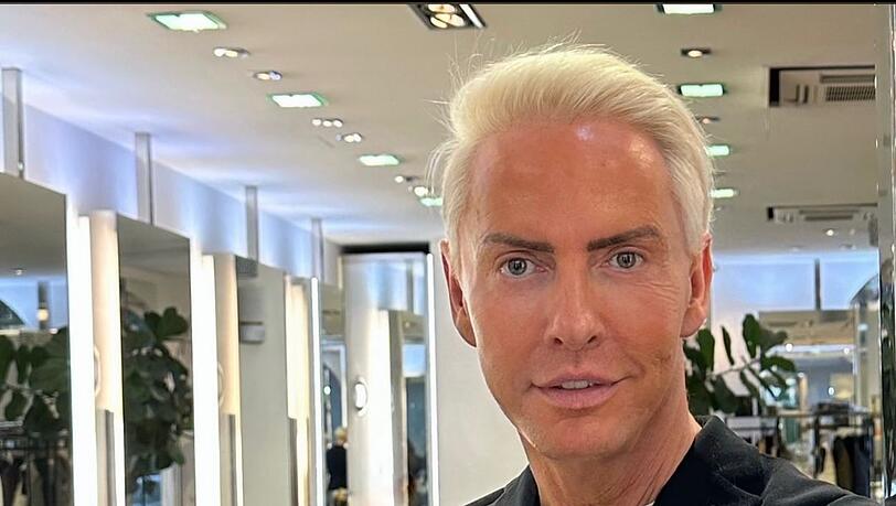 Promi-Friseur André Schulz in seinem Münchner Salon. Seit 45 Jahren steht er für Stil, Präzision und Persönlichkeit. Promi-Friseur André Schulz in seinem Münchner Salon. Seit 45 Jahren steht er für Stil, Präzision und Persönlichkeit.