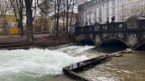 Von einer Welle fehlt am Eisbach - zumindest tagsüber - jegliche Spur. Das Baureferat kann keine Antworten geben, wie es an dem Surf-Hotspot nun weitergehen soll.