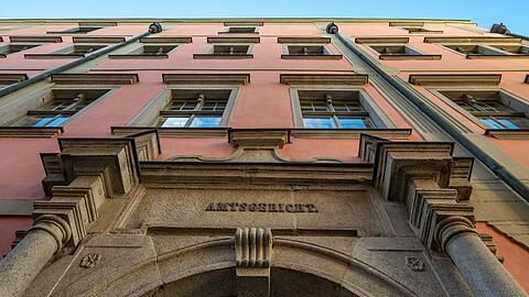 Nach dem Hafttermin lief der 22-J&auml;hrige auf dem Weg zum Polizeiwagen davon. (Archivbild)