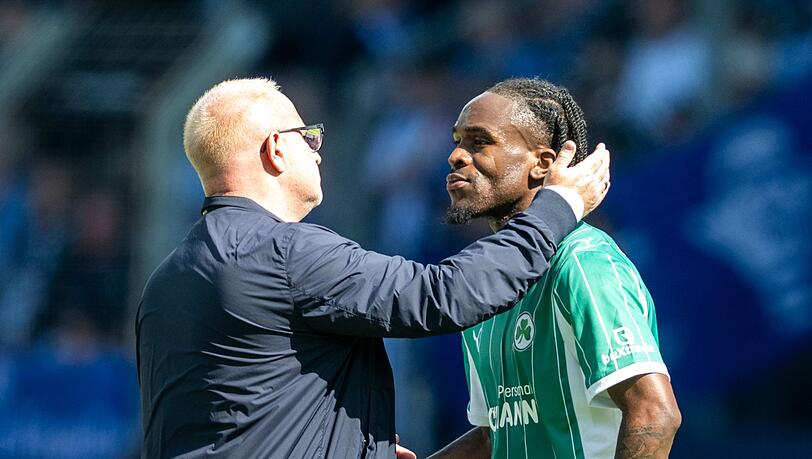 Der Anschluss von Noel Futkeu (r) kommt zu sp&auml;t.