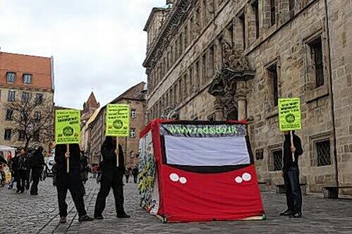 Vor dem Rathaus wurde für das Sozialticket demonstriert.