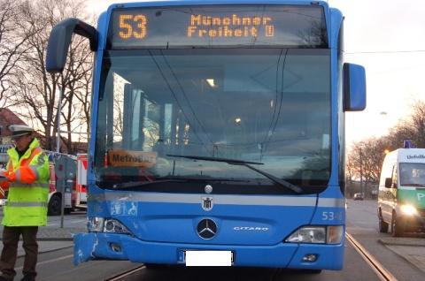 Ein 67-jähriger Autofahrer hat am Dienstag einen Unfall verursacht, nachdem er fälschlicherweise bei Rot über die Ammpel gefahren war - vier Menschen wurden leicht verletzt.