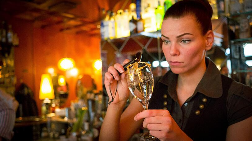 Die einzige Frau am Shaker: Bartenderin Lisa Kuhne von der Mandarin Bar ist konzentriert bei der Arbeit.
