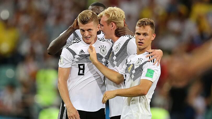 Riesen-Erleichterung: Toni Kroos (li.) und Joshua Kimmich (re.) bei der Fußball-WM 2018.