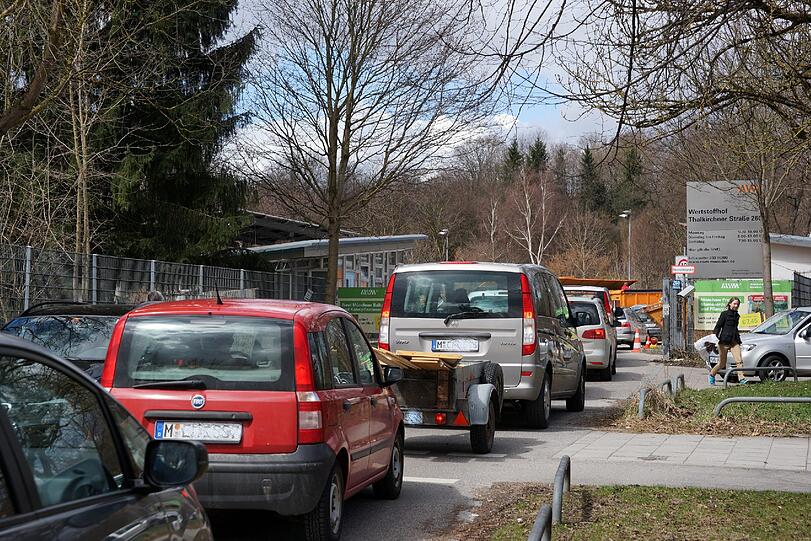 Schlangestehen zum Sperrmüllcontainer: Am Wochenende dürfte es wegen Personalmangels und vier geschlossener Anlaufstellen wieder eng werden.