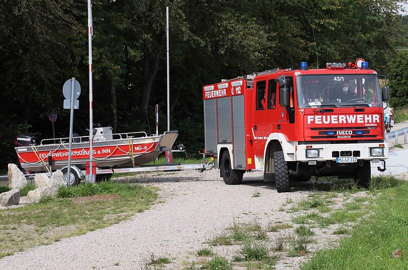 Das Schnellboot der Feuerwehr wird zunächst von einem Einsatzfahrzeug in die Nähe des verunfallten Tieres gebracht.