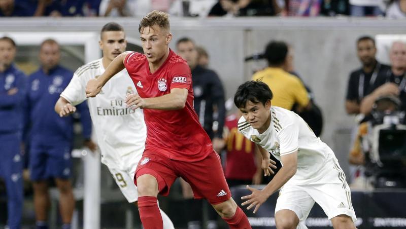Joshua Kimmich (M) setzt sich am Bell gegen Karim Benzema (l) und Takefusa Kubo von Real Madrid durch. Joshua Kimmich (M) setzt sich am Bell gegen Karim Benzema (l) und Takefusa Kubo von Real Madrid durch.