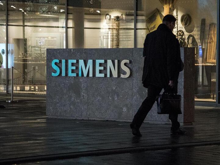 Das Logo von Siemens vor einem Gebäude. Foto: Amelie Geiger/Archivbild