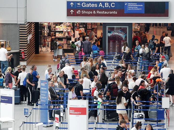 Egal welches Fortbewegungsmittel gewählt wird. Für viele Reisende beginnt der Urlaub erstmal mit Warten: in Schlangen, im Stau, auf verspätete Züge. Hier warten Urlauber an den Check-In-Schaltern am Düsseldorfer Flughafen.