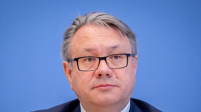 Georg Nüßlein (CSU) nimmt an einer Bundespressekonferenz teil.