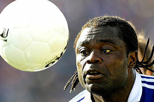 Schalkes Gerald Asamoah und das Spielgerät