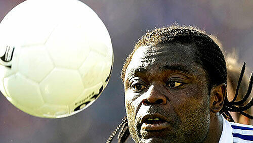 Schalkes Gerald Asamoah und das Spielgerät Schalkes Gerald Asamoah und das Spielgerät
