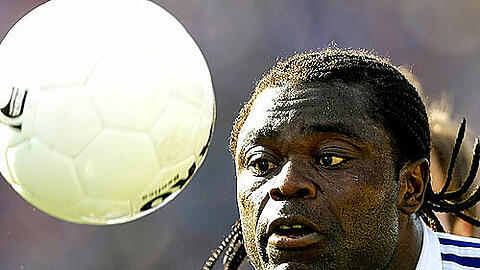 Schalkes Gerald Asamoah und das Spielgerät