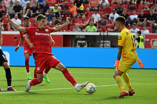 Kennt die Bundesliga bestens: Leverkusens Stürmer Patrik Schick - hier im Spiel gegen den FC Augsburg. Kennt die Bundesliga bestens: Leverkusens Stürmer Patrik Schick - hier im Spiel gegen den FC Augsburg.