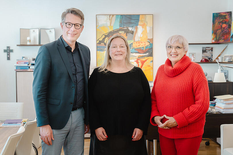 Bayerns Kunstminister Markus Blume (l.), Festspielleiterin Katharina Wagner (Mitte) und Kulturstaatsministerin Claudia Roth im Münchner Kunstministerium.