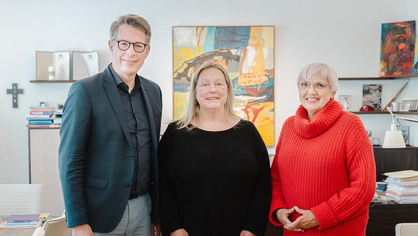 Bayerns Kunstminister Markus Blume (l.), Festspielleiterin Katharina Wagner (Mitte) und Kulturstaatsministerin Claudia Roth im Münchner Kunstministerium. Bayerns Kunstminister Markus Blume (l.), Festspielleiterin Katharina Wagner (Mitte) und Kulturstaatsministerin Claudia Roth im Münchner Kunstministerium.