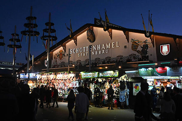 Die Festhalle Schottenhamel, in der traditionell das erste Bier fließt. Die Festhalle Schottenhamel, in der traditionell das erste Bier fließt.