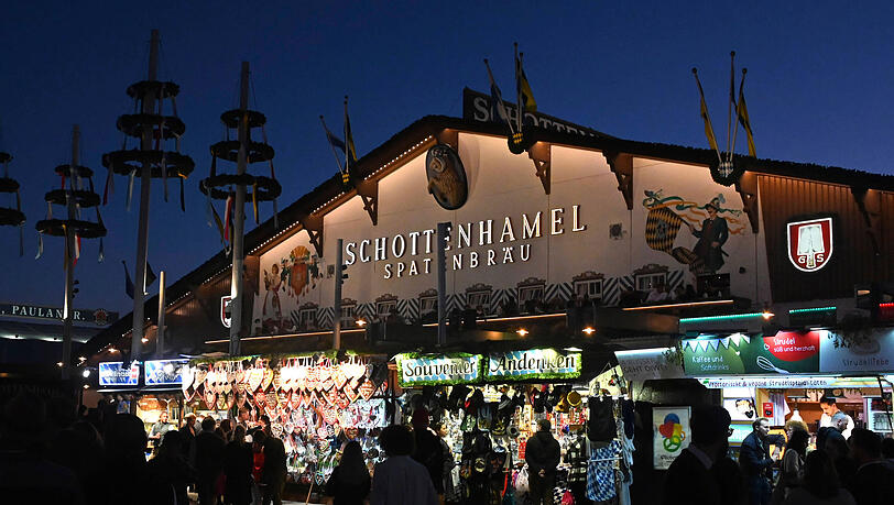 Die Festhalle Schottenhamel, in der traditionell das erste Bier fließt. Die Festhalle Schottenhamel, in der traditionell das erste Bier fließt.