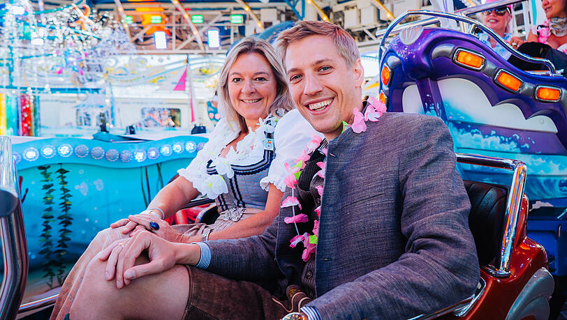 Zwei Grüne in einer Gondel: Wiesnstadträtin Anja Berger und Zweiter Bürgermeister Dominik Krause probieren den Happy Sailor aus. Zwei Grüne in einer Gondel: Wiesnstadträtin Anja Berger und Zweiter Bürgermeister Dominik Krause probieren den Happy Sailor aus.
