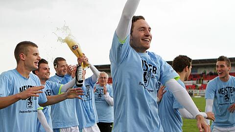 Torjäger Markus Ziereis (Mitte) und seine Teamkollegen wollen in die Dritte Liga. Foto: A. Wild