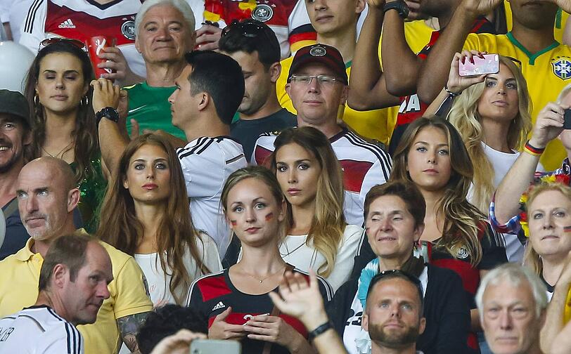 Lena Gercke, Sarah Brandner, Cathy Fischer. Sehen Sie hier, wie die besseren Hälften unserer DFB-Kicker das 7:1 gegen Brasilien miterlebt haben.