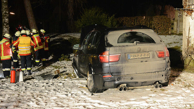 Ein alkoholisierter Autofahrer kam mit seinem BMW von der Straße ab und fuhr in einen Garten.