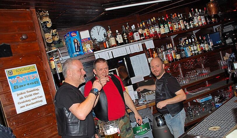 Prost! Roland Scheibenzuber (Mitte) mit seinen Kollegen.