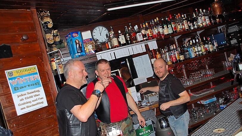 Prost! Roland Scheibenzuber (Mitte) mit seinen Kollegen. Prost! Roland Scheibenzuber (Mitte) mit seinen Kollegen.