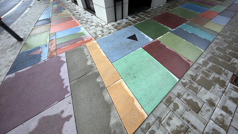 Am Oberanger erinnert das Bodenmosaik der Künstlerin Ulla von Brandenburg an die von den Nazis verfolgten Lesben und Schwule.