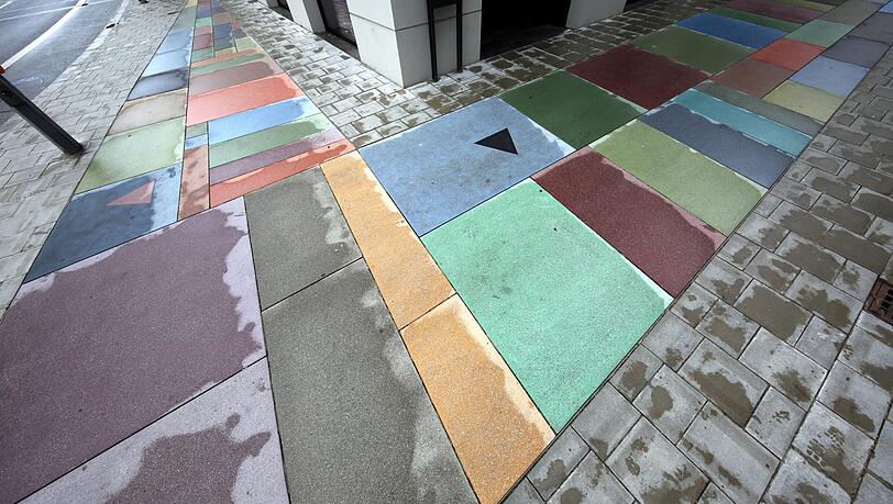 Am Oberanger erinnert das Bodenmosaik der Künstlerin Ulla von Brandenburg an die von den Nazis verfolgten Lesben und Schwule.