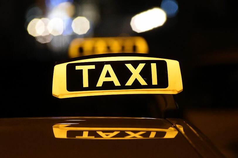 Unbekannte traten einem Taxifahrer mit den Füßen so kräftig auf den Kopf, dass dieser das Bewusstsein verlor und in die Intensivstation transportiert werden musste. Einer der Täter hat sich jetzt bei der Polizei gestellt.