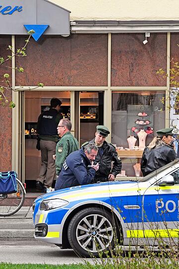 Großeinsatz in Harlaching: Die sechs verletzten Opfer wurden versorgt, die Polizei suchte nach den Tätern.