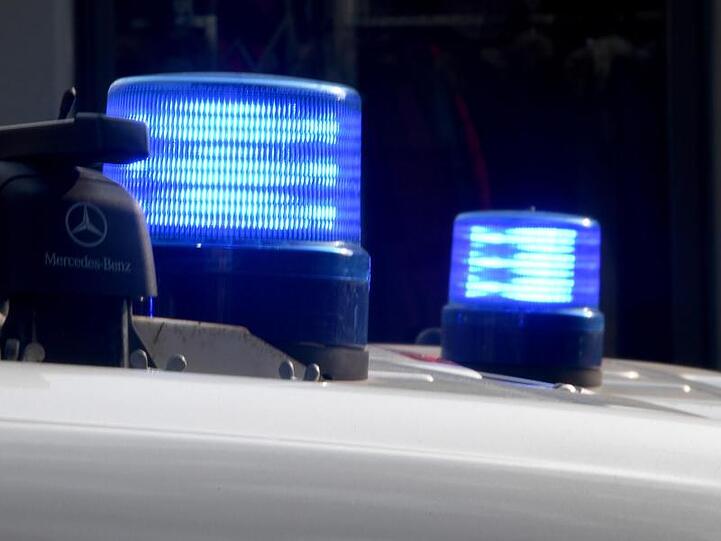 Blaulichter leuchten auf den Dächern von Polizeifahrzeugen. Foto: Carsten Rehder/Archivbild