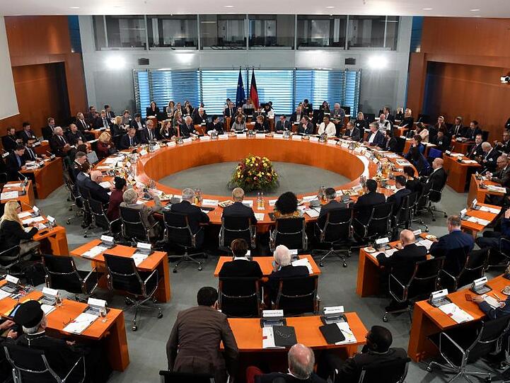 Vor dem Integrationsgipfel im Kanzleramt verlangen Vertreter von Migranten Aufklärung über Rassismus in Sicherheitsbehörden.