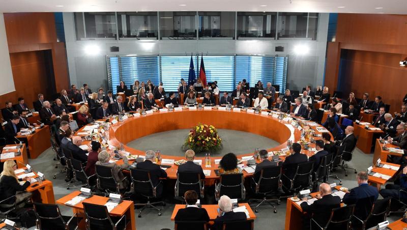 Vor dem Integrationsgipfel im Kanzleramt verlangen Vertreter von Migranten Aufklärung über Rassismus in Sicherheitsbehörden.