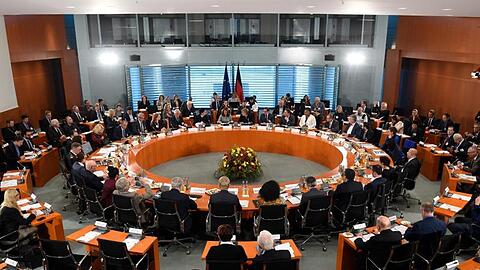 Vor dem Integrationsgipfel im Kanzleramt verlangen Vertreter von Migranten Aufklärung über Rassismus in Sicherheitsbehörden.