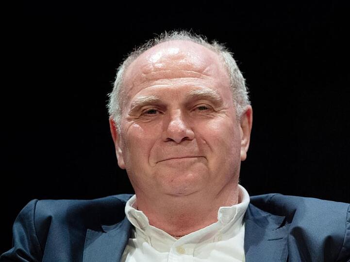 Uli Hoeneß, Präsident des Fußball-Bundesligisten FC Bayern München, lächelt bei einer Veranstaltung. Foto: Marijan Murat