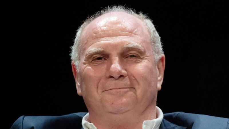 Uli Hoeneß, Präsident des Fußball-Bundesligisten FC Bayern München, lächelt bei einer Veranstaltung. Foto: Marijan Murat Uli Hoeneß, Präsident des Fußball-Bundesligisten FC Bayern München, lächelt bei einer Veranstaltung. Foto: Marijan Murat