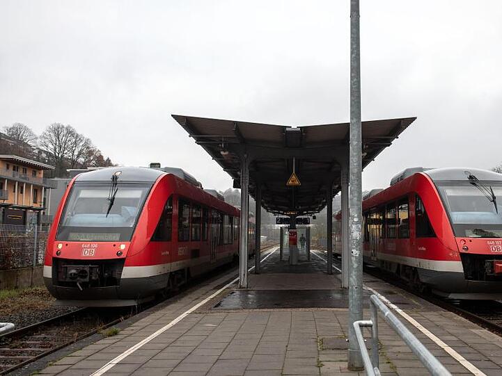 Mit einem attraktiveren Angebot im öffentlichen Personennahverkehr soll der Umstieg vom Auto auf Busse und Bahnen beschleunigt und der Klimaschutz verbessert werden.
