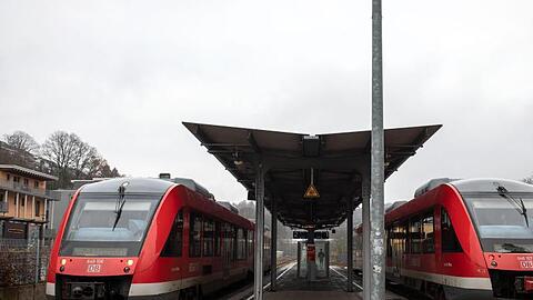 Mit einem attraktiveren Angebot im öffentlichen Personennahverkehr soll der Umstieg vom Auto auf Busse und Bahnen beschleunigt und der Klimaschutz verbessert werden.
