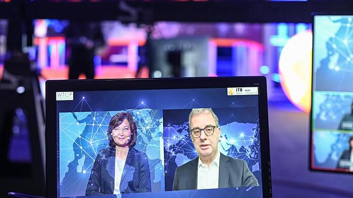 Journalistin Monika Jones spricht mit Norbert Fiebig, Präsident des Reiseverbandes DRV, bei der Eröffnungspressekonferenz der ITB 2021.