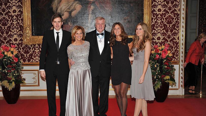 Horst und Karin Seehofer mit den Kindern Andreas, Ulrike, Susanne (r.). Horst und Karin Seehofer mit den Kindern Andreas, Ulrike, Susanne (r.).
