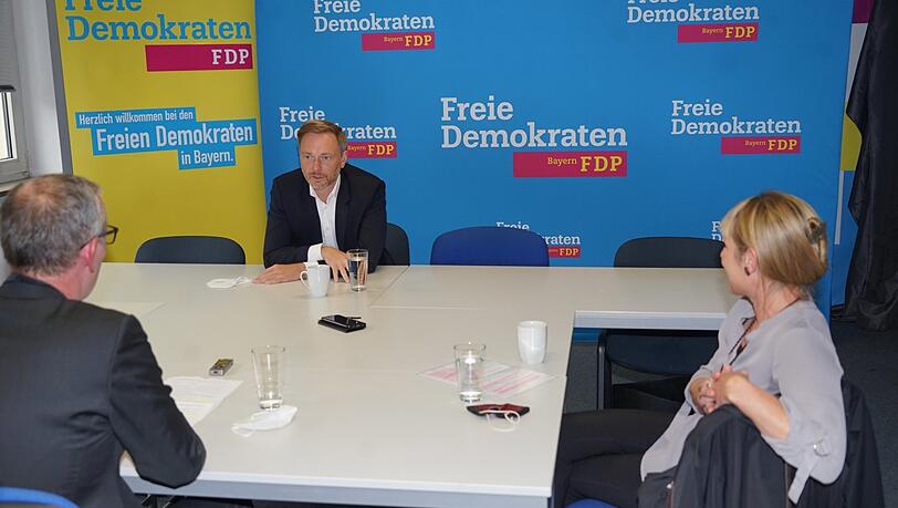 "Wer die Grünen wählt, unterstützt den Flirt mit der Linkspartei": Lindner im Gespräch mit den AZ-Redakteuren Natalie Kettinger und Volker Isfort. "Wer die Grünen wählt, unterstützt den Flirt mit der Linkspartei": Lindner im Gespräch mit den AZ-Redakteuren Natalie Kettinger und Volker Isfort.