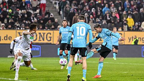 Schoss Leverkusen in Augsburg zum Sieg: Exequiel Palacios (r).