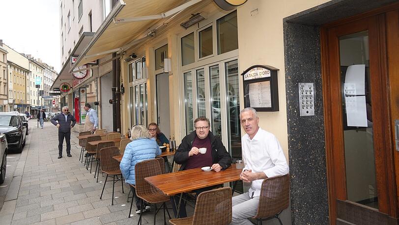Bezirksausschuss-Vize Lars Mentrup (2.v.r.), der in der Hohenzollernstraße wohnt, am Lieblingsplatz im La Tazza D'Oro. Bezirksausschuss-Vize Lars Mentrup (2.v.r.), der in der Hohenzollernstraße wohnt, am Lieblingsplatz im La Tazza D'Oro.