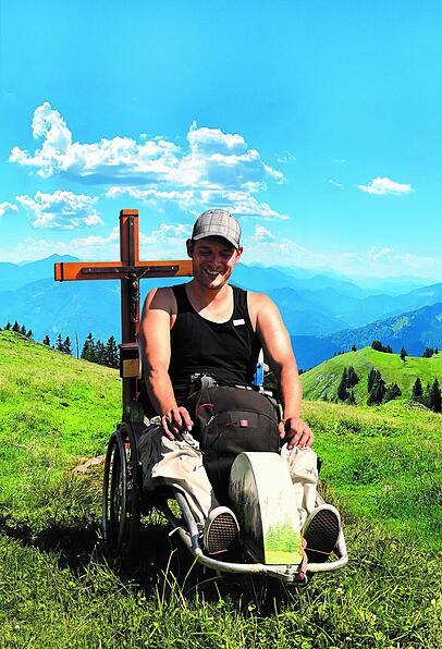 Sebastian Richter liebt die Berge, die Touren unternimmt er mit dem Rollstuhl. Mit 19 Jahren hatte er einen Unfall. Sebastian Richter liebt die Berge, die Touren unternimmt er mit dem Rollstuhl. Mit 19 Jahren hatte er einen Unfall.