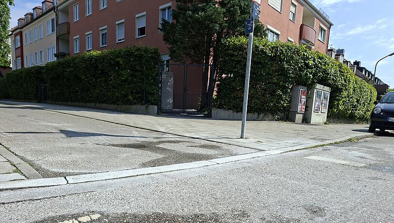 So sieht die Bordsteinkante in der Waisenhausstraße in Neuhausen-Nymphenburg aus, nachdem das Baureferat seine Arbeiten beendet hat. So sieht die Bordsteinkante in der Waisenhausstraße in Neuhausen-Nymphenburg aus, nachdem das Baureferat seine Arbeiten beendet hat.