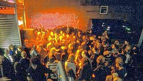 Kein seltenes Bild: großer Andrang vor dem Eingang des MUZ-Club. Kein seltenes Bild: großer Andrang vor dem Eingang des MUZ-Club.