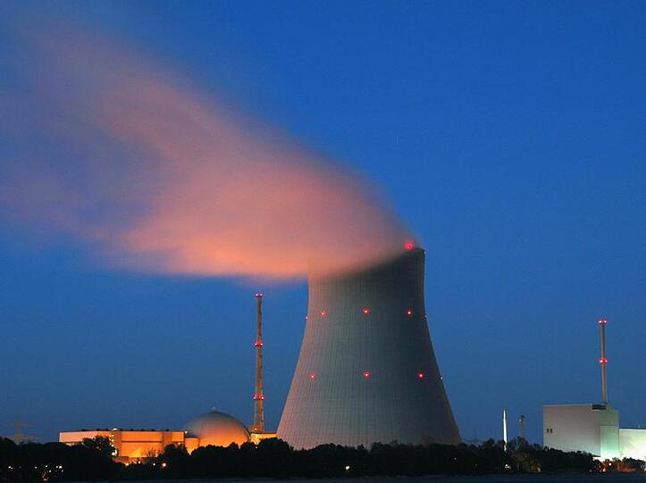 Umweltminister Röttgen hegt Zweifel an der Rechtmäßigkeit der im Atomkompromiss vereinbarten Laufzeiten.